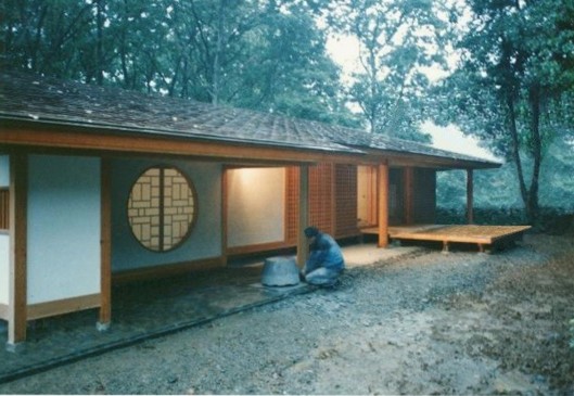 �q����L �R��